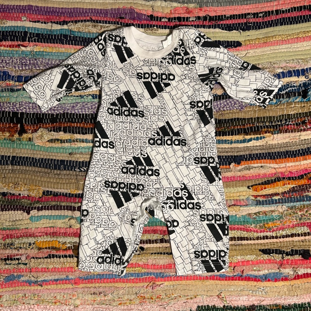 Adidas Black & White Baby Onesie 🖤🩶🤪 Size 6-9 Months